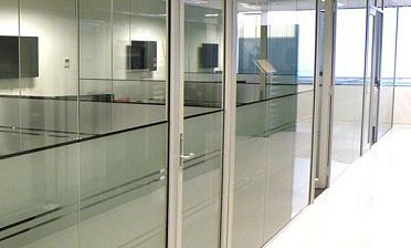 Перегородки из стекла в офисе купить в Уфе