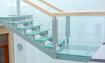 Стеклянные ступени и стеклянная площадка на лестнице в Уфе. Готовые проекты ПерилаГлавСнаб