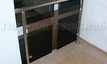 Ограждения со стеклом с крепление в пол окна на лестничной площадке купить в Уфе