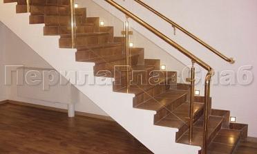 Ограждение лестницы с прозрачным стеклом, стойками и поручнем из латуни купить в Уфе