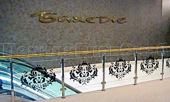 Ограждение лестницы на квадратных стойках с латунным поручнем в Уфе. Готовые проекты ПерилаГлавСнаб