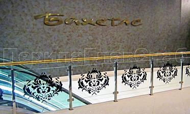 Ограждение лестницы на квадратных стойках с латунным поручнем купить в Уфе