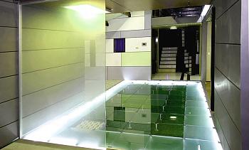 Подсветка стеклянного пола в гостинице в Уфе. Готовые проекты ПерилаГлавСнаб