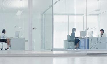 Стеклянные прозрачные перегородки в офис премиум купить в Уфе