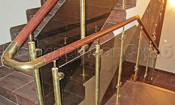 Ограждение лестницы со стеклом, тонированным в массе, стойки и завязки поручня из латуни в Уфе. Готовые проекты ПерилаГлавСнаб