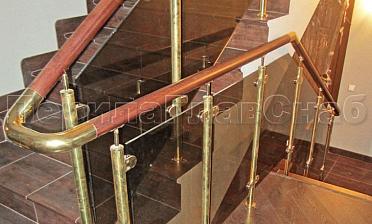 Ограждение лестницы со стеклом, тонированным в массе, стойки и завязки поручня из латуни купить в Уфе