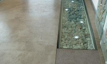 Стеклянный пол в квартиру с декоративной композицией в Уфе. Готовые проекты ПерилаГлавСнаб