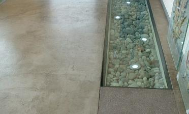 Стеклянный пол в квартиру с декоративной композицией купить в Уфе