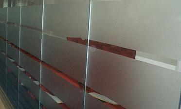 Стеклянные перегородки в офисе с закаткой пленки купить в Уфе