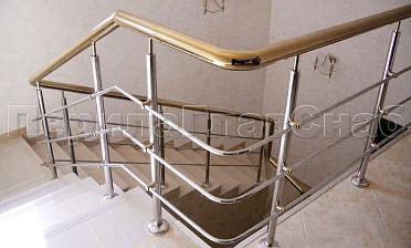 Лестничное ограждение с тремя ригелями и поручнем из латуни купить в Уфе