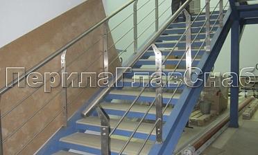 Ограждение с нестандартными нержавеющими стойками и ригельным заполнением купить в Уфе