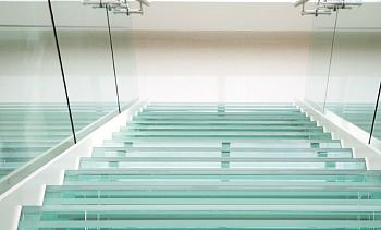 Стеклянные ступени на косоурной лестнице в доме в Уфе. Готовые проекты ПерилаГлавСнаб