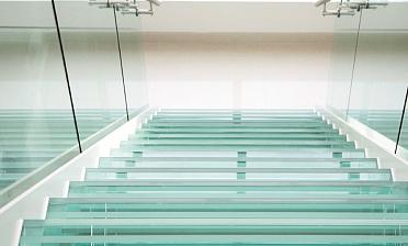 Стеклянные ступени на косоурной лестнице в доме купить в Уфе