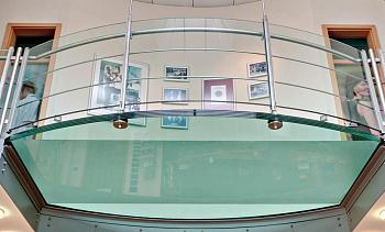 Стеклянный пол на внутреннем выступе атриума в Уфе. Готовые проекты ПерилаГлавСнаб