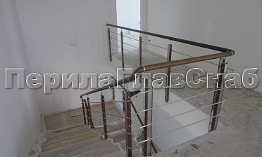 Ограждение с деревянным поручнем и стойками с деревянными вставками, с ригелями купить в Уфе