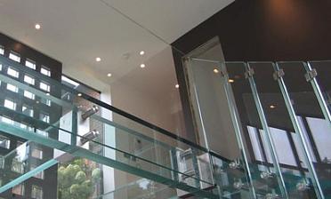 Стеклянные полы на площадке маршевой лестницы купить в Уфе