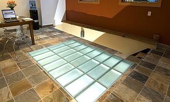 Подсветка стеклянного пола в доме в Уфе. Готовые проекты ПерилаГлавСнаб